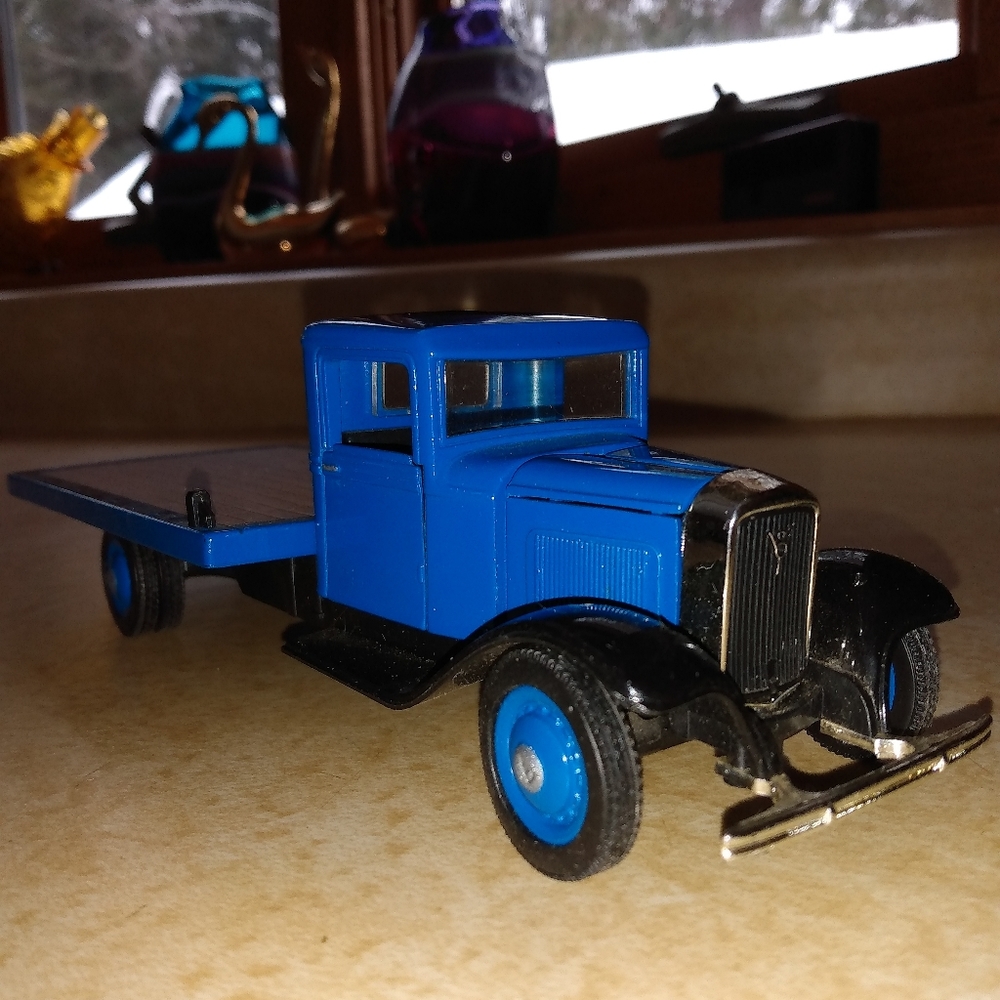 Die cast flat bed truck